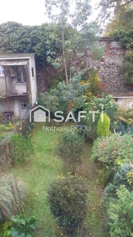 Maison de ville sur trois niveaux avec jardin et sous-sol aménageable.