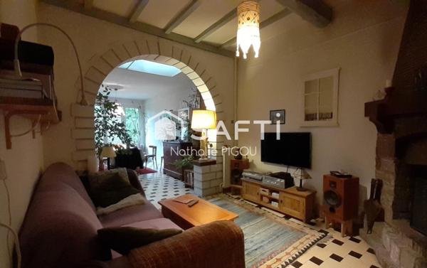 Maison de ville sur trois niveaux avec jardin et sous-sol aménageable.