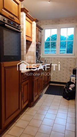 Maison de ville sur trois niveaux avec jardin et sous-sol aménageable.