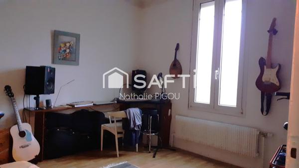 Maison de ville sur trois niveaux avec jardin et sous-sol aménageable.