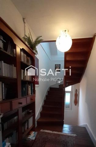 Maison de ville sur trois niveaux avec jardin et sous-sol aménageable.