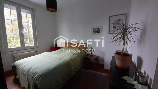 Maison de ville sur trois niveaux avec jardin et sous-sol aménageable.