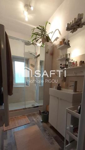 Maison de ville sur trois niveaux avec jardin et sous-sol aménageable.