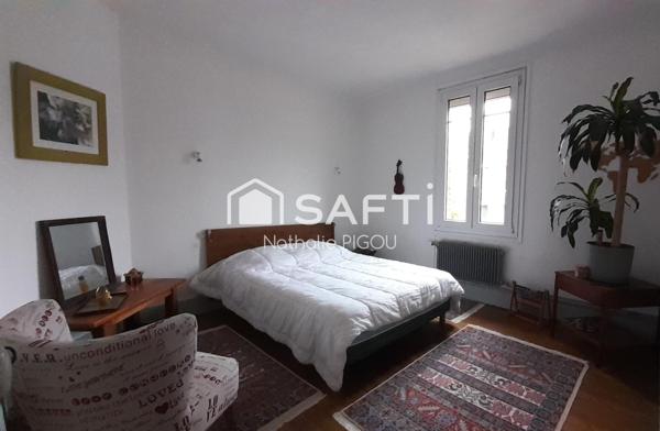 Maison de ville sur trois niveaux avec jardin et sous-sol aménageable.