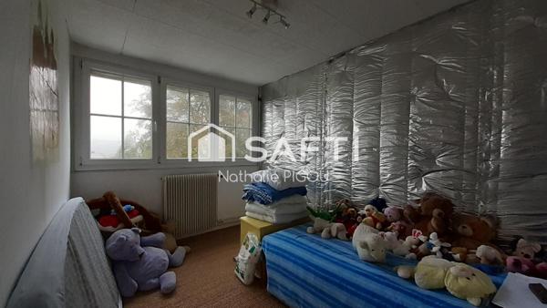 Maison de ville sur trois niveaux avec jardin et sous-sol aménageable.