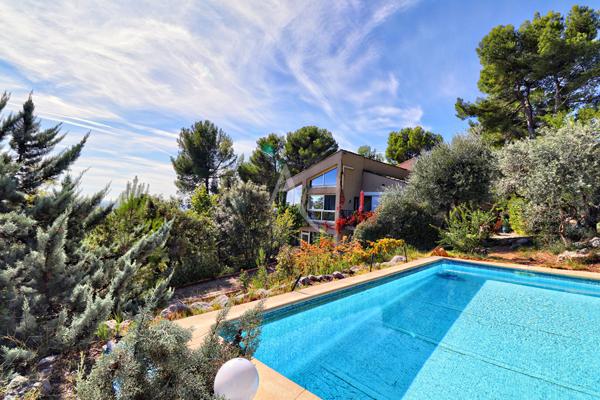 VILLA D ARCHITECTE LUMINEUSE DE 393m² SUR 2777m² AVEC PISCINE ET DEPENDANCE A PIERREVERT