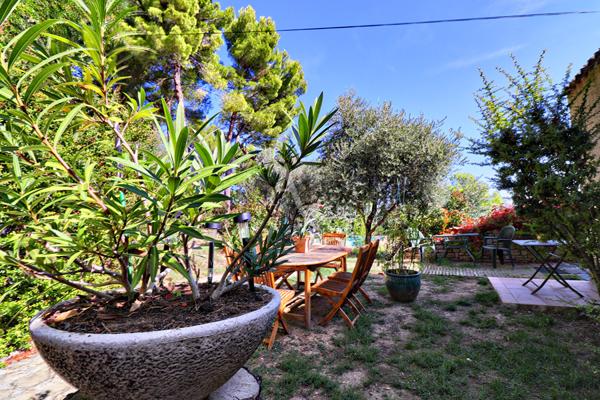 VILLA D ARCHITECTE LUMINEUSE DE 393m² SUR 2777m² AVEC PISCINE ET DEPENDANCE A PIERREVERT