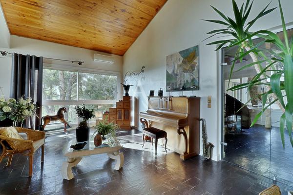 VILLA D ARCHITECTE LUMINEUSE DE 393m² SUR 2777m² AVEC PISCINE ET DEPENDANCE A PIERREVERT