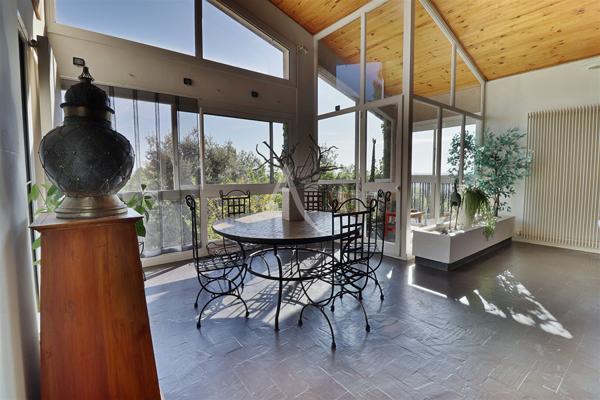 VILLA D ARCHITECTE LUMINEUSE DE 393m² SUR 2777m² AVEC PISCINE ET DEPENDANCE A PIERREVERT