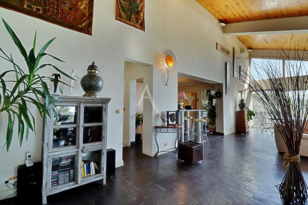 VILLA D ARCHITECTE LUMINEUSE DE 393m² SUR 2777m² AVEC PISCINE ET DEPENDANCE A PIERREVERT
