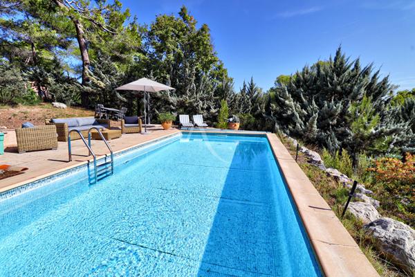 VILLA D ARCHITECTE LUMINEUSE DE 393m² SUR 2777m² AVEC PISCINE ET DEPENDANCE A PIERREVERT