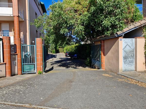 Place de parking dans une résidence sécurisée