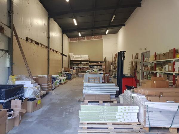 Vente                                                      Local commercial
                        
                                         550 m2                     à Puygouzon
