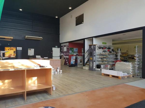 Vente                                                      Local commercial
                        
                                         550 m2                     à Puygouzon
