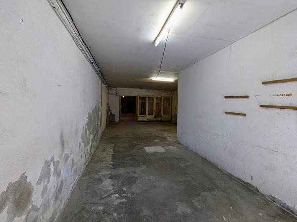 Parking / box 136 m2