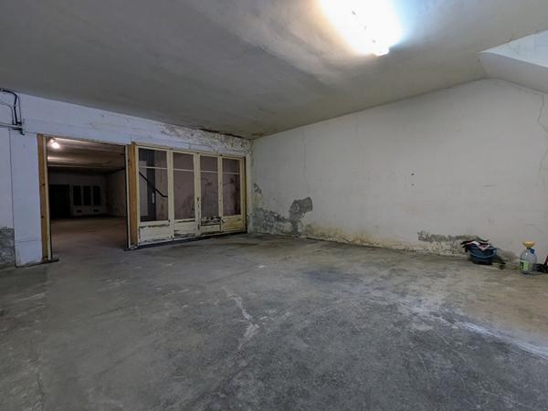 Parking / box 136 m2
