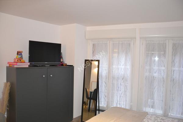 Beau studio moderne et meublé  en plein centre ville d'Yssingeaux
