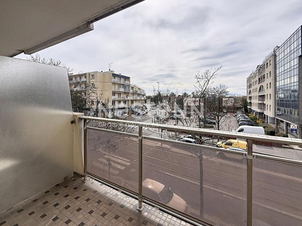 Locaux Professionnels ou Bureaux de 100m² Hyper Centre Mairie Roosevelt - 69500 BRON