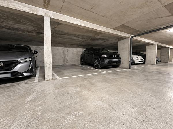 CENTRE VILLE SAINT LAURENT DU VAR - PLACE DE PARKING