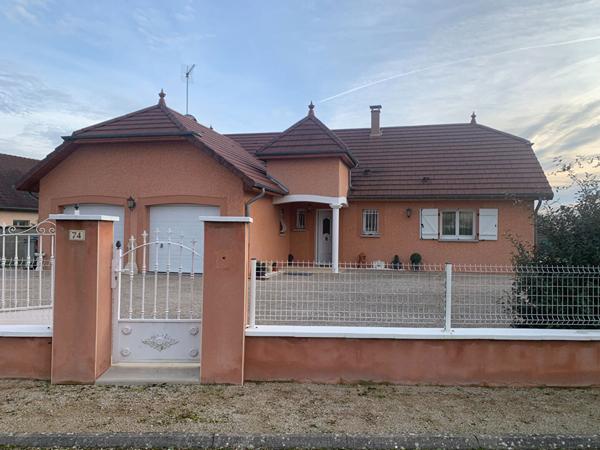 Maison idéale pour une famille avec jardin clôturé aménagé et double garage