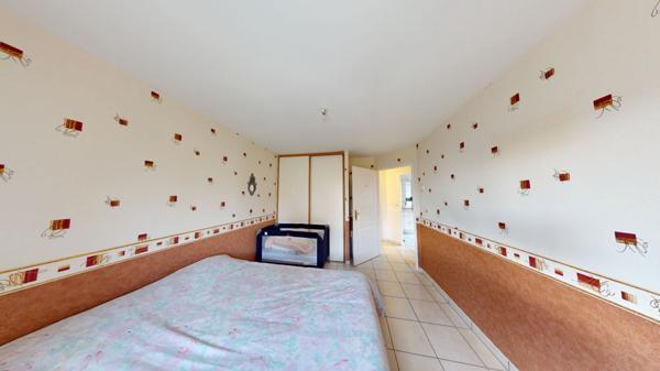 Maison idéale pour une famille avec jardin clôturé aménagé et double garage