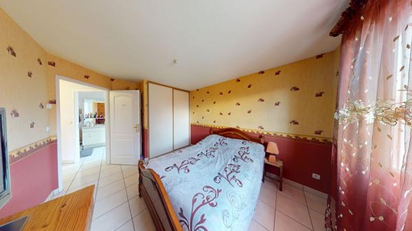 Maison idéale pour une famille avec jardin clôturé aménagé et double garage