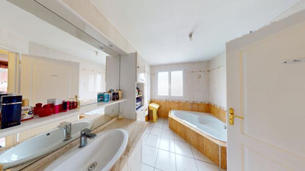 Maison idéale pour une famille avec jardin clôturé aménagé et double garage