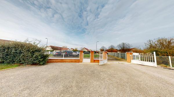 Maison idéale pour une famille avec jardin clôturé aménagé et double garage