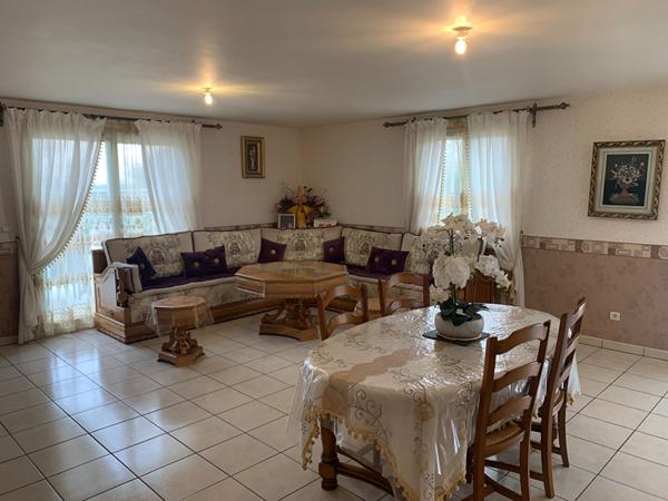 Maison idéale pour une famille avec jardin clôturé aménagé et double garage