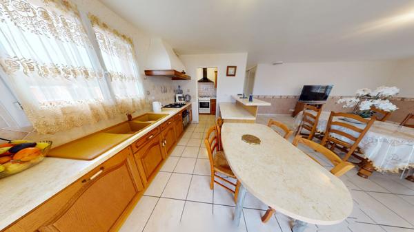 Maison idéale pour une famille avec jardin clôturé aménagé et double garage