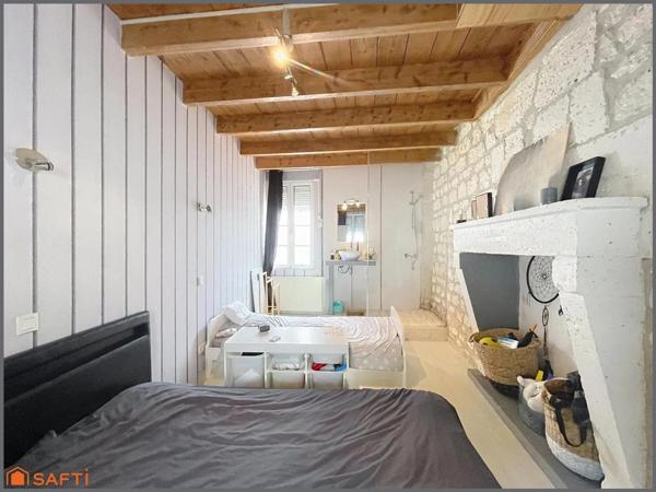 Charmante maison en bord de Touvre, grande pièce de vie, 3 chambres + bureau, piscine.