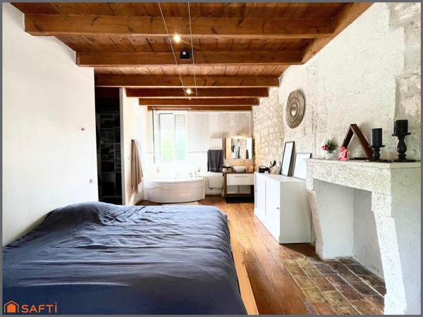 Charmante maison en bord de Touvre, grande pièce de vie, 3 chambres + bureau, piscine.