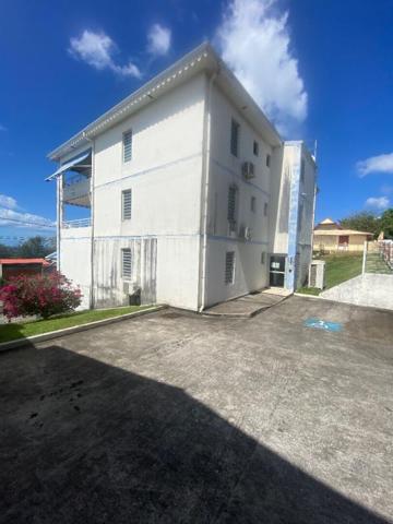 Bureaux + caves + box 240 m2, Fort de France, en état