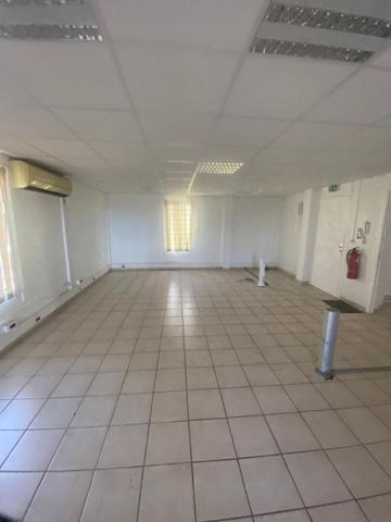 Bureaux + caves + box 240 m2, Fort de France, en état