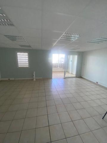 Bureaux + caves + box 240 m2, Fort de France, en état