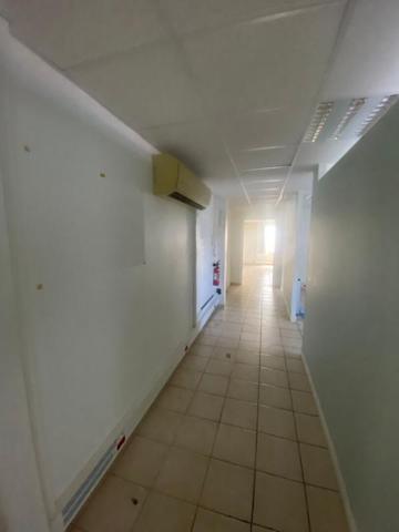 Bureaux + caves + box 240 m2, Fort de France, en état