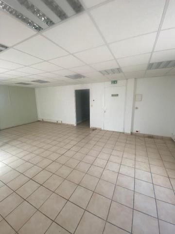 Bureaux + caves + box 240 m2, Fort de France, en état