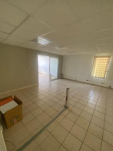 Bureaux + caves + box 240 m2, Fort de France, en état