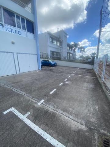 Bureaux + caves + box 240 m2, Fort de France, en état