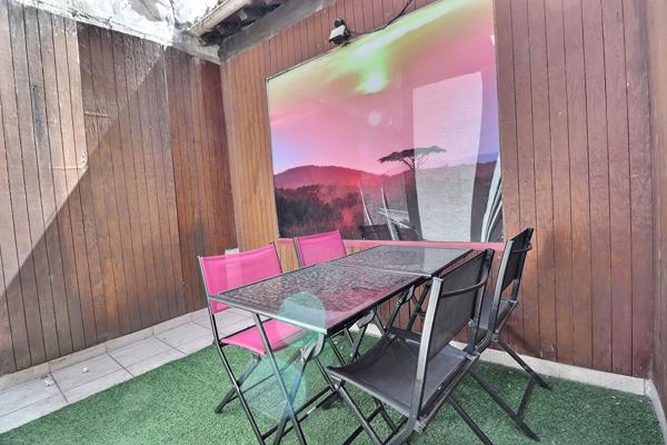 Maison en fond de cour avec extérieur privé de 10 m² au pied de l''église