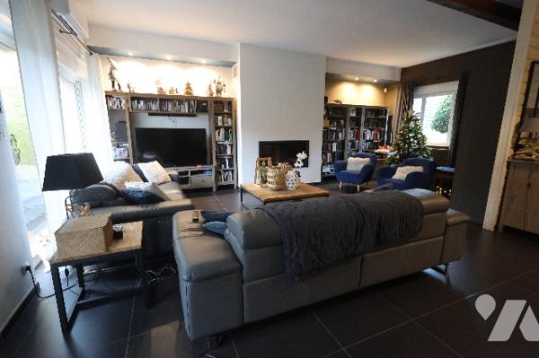 Coup de cœur assuré pour cette maison spacieuse avec piscine, située dans un secteur prisé.