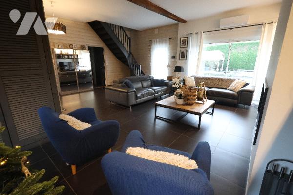 Coup de cœur assuré pour cette maison spacieuse avec piscine, située dans un secteur prisé.