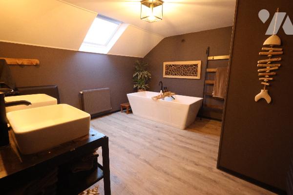 Coup de cœur assuré pour cette maison spacieuse avec piscine, située dans un secteur prisé.