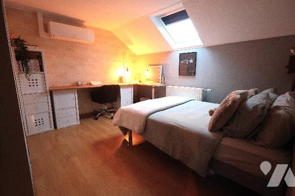 Coup de cœur assuré pour cette maison spacieuse avec piscine, située dans un secteur prisé.