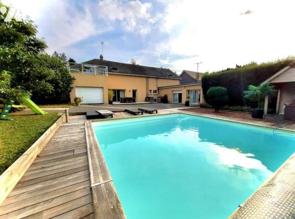 Coup de cœur assuré pour cette maison spacieuse avec piscine, située dans un secteur prisé.