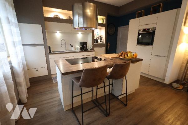 Coup de cœur assuré pour cette maison spacieuse avec piscine, située dans un secteur prisé.