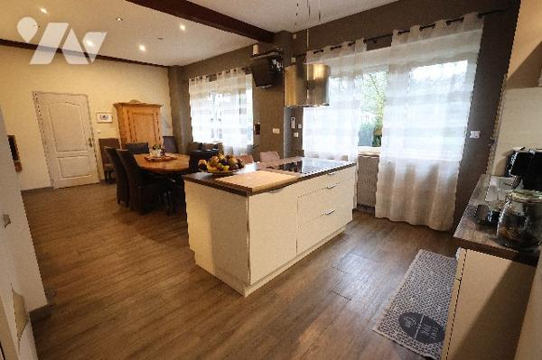 Coup de cœur assuré pour cette maison spacieuse avec piscine, située dans un secteur prisé.