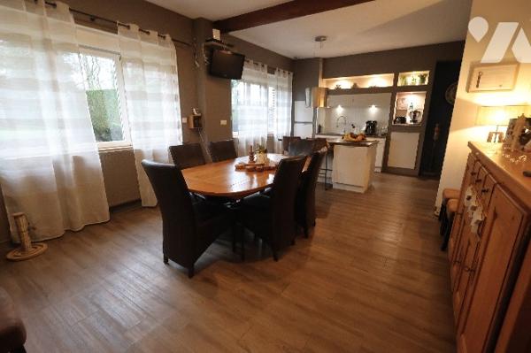 Coup de cœur assuré pour cette maison spacieuse avec piscine, située dans un secteur prisé.