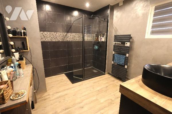 Coup de cœur assuré pour cette maison spacieuse avec piscine, située dans un secteur prisé.