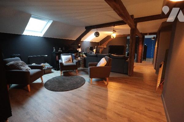 Coup de cœur assuré pour cette maison spacieuse avec piscine, située dans un secteur prisé.